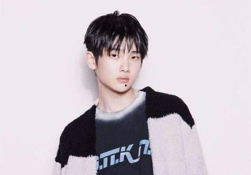 娱乐圈吃瓜黄明昊微博,黄明昊微博揭秘娱乐圈吃瓜风云